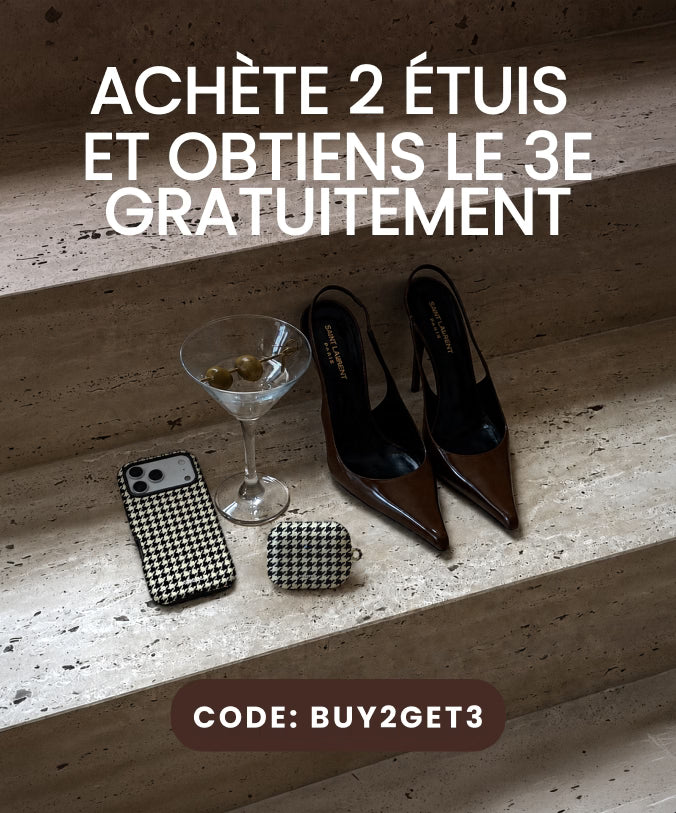 A promotional ad showing a pair of pointed-toe slingback heels, a matching phone case, and a small pouch with a black-and-white houndstooth pattern arranged on stone steps. Large French text reads 'ACHÊTE 2 ÉTUIS ET OBTIENS LE 3E GRATUITEMENT' with a code label at the bottom.